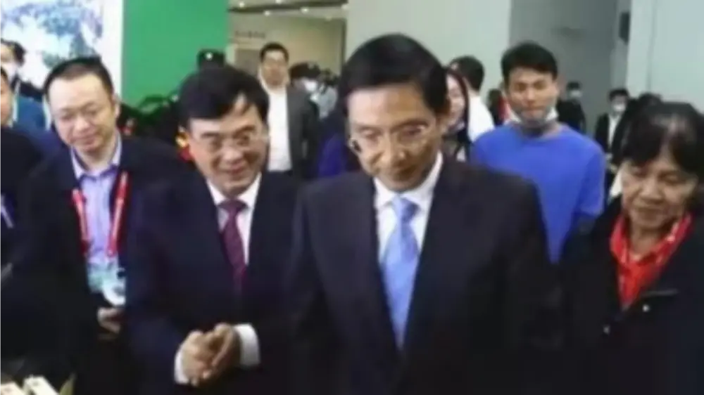 El vicegobernador del Gobierno Popular Provincial de Jiangxi visita nuestro stand en la Exposición Forestal Provincial